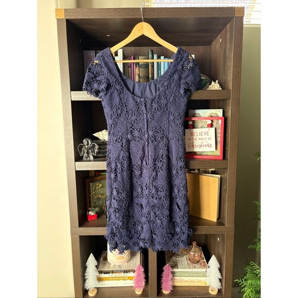 Lilly Pulitzer Marta Dress In Navy Floral Lace Size 4 - Picture 3 of 7